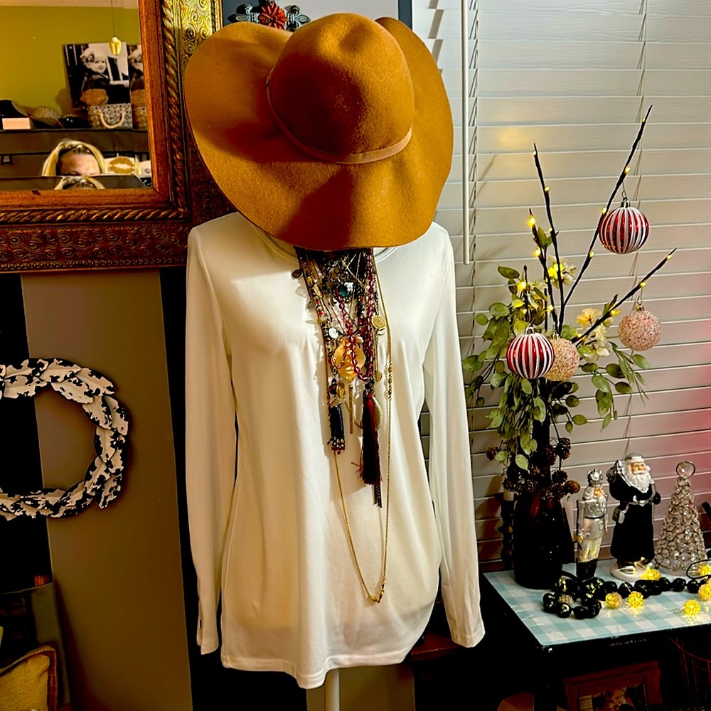 •Brand New•Women’s Off White Top•Small•